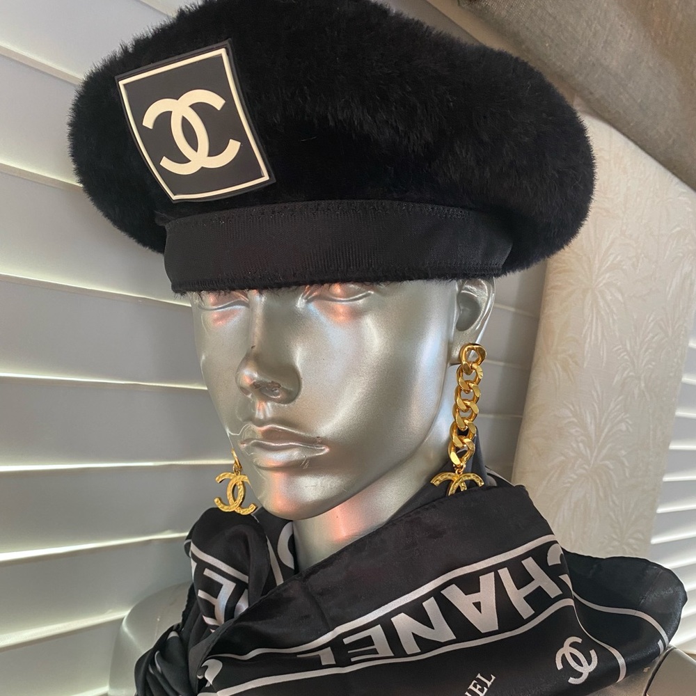 ❤️SOLD Chanel Beret Vintage Faux Fur HUGE CC Logo Hat